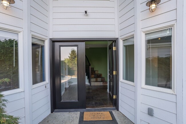Building Photo - Beautiful 3 Bedroom 3 Bathroom Home With Stunning Views