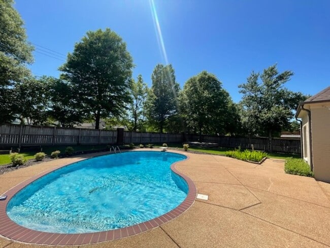 Building Photo - Luxurious home in Collierville with an ing...