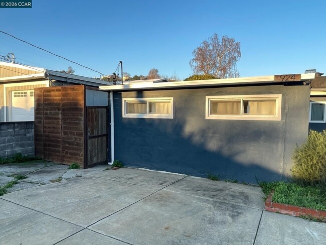 Building Photo - 924 E Meadow Ave