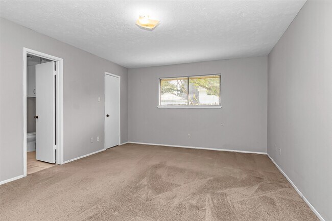 Building Photo - 2710 Green Fields Dr