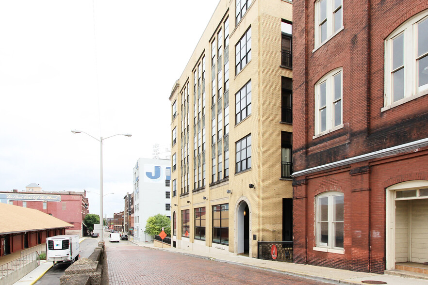 Building Photo - 220 W Jackson Ave