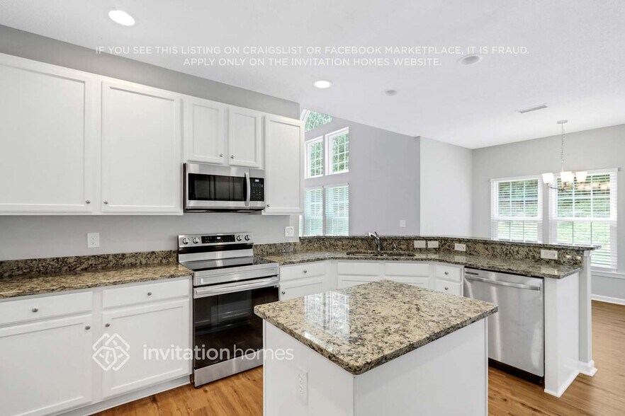 Building Photo - 9823 Dauphine Dr