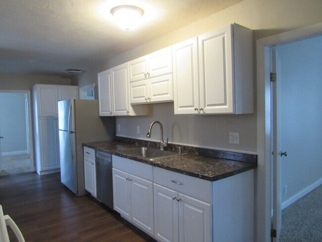 Building Photo - Dracut Beautiful 5 Bedroom Apartment Ready for Occupancy!!
