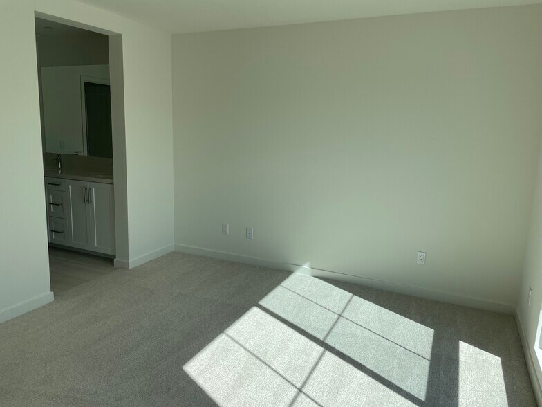 Building Photo - 2577 Delphinium Ln