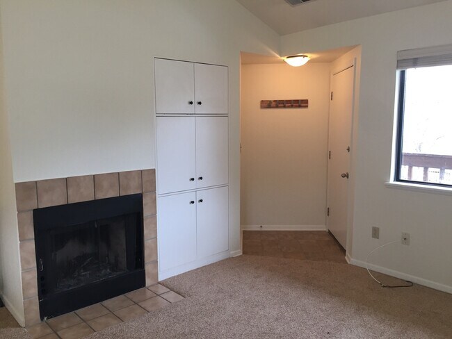 Building Photo - One Bedroom Top Floor Corner Unit Condo