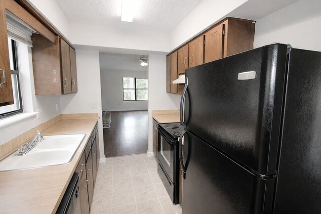 Building Photo - 2 Bedroom Ranch Home W/ Fenced In back yard