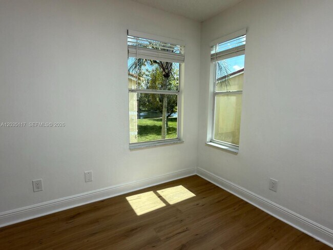 Building Photo - 12840 Vista Isles Dr