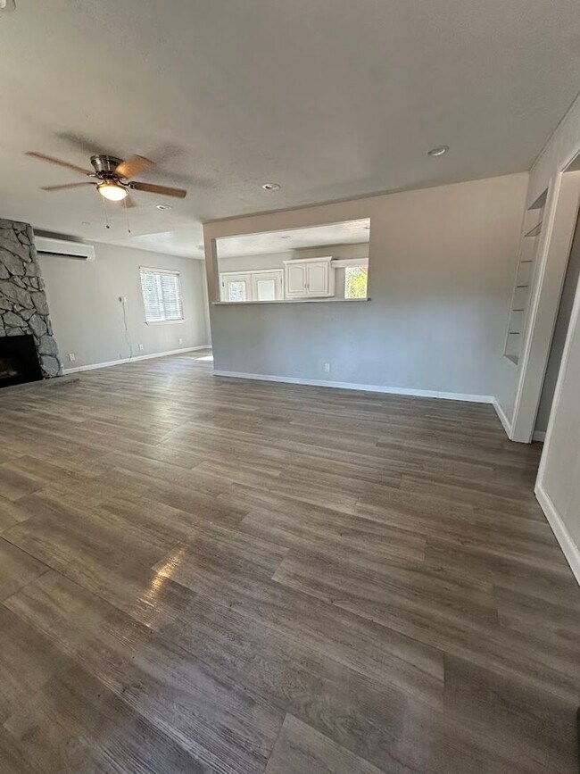 Building Photo - Beautifully upgraded interior, one dog considered.