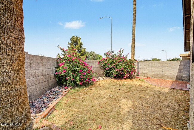 Building Photo - 921 S Val Vista Dr