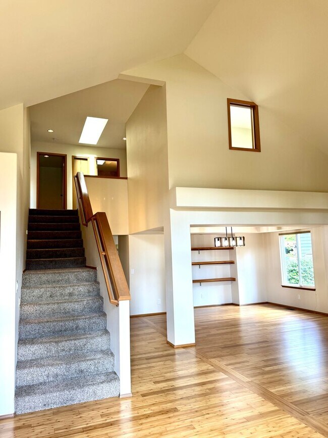 Building Photo - Top Quality 4 bedroom Silverdale home available now