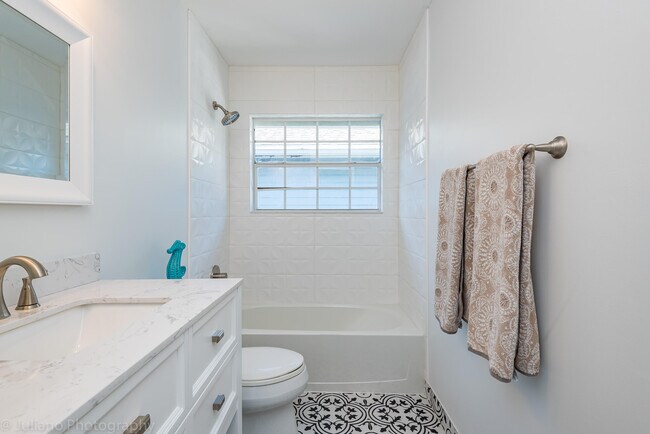 Building Photo - 5080 Point Alexis Dr