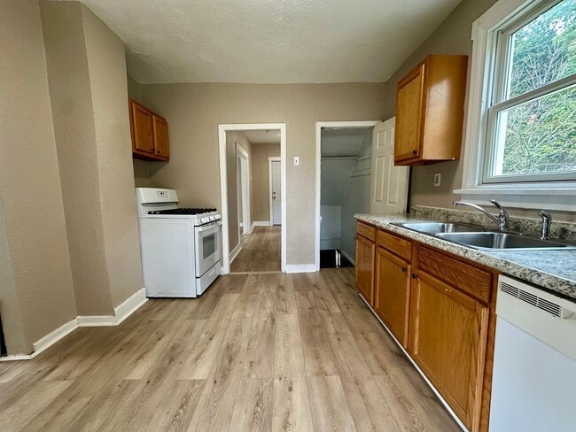 Building Photo - 102 Ivy St