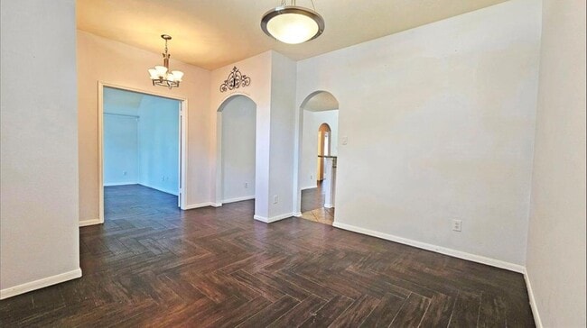 Building Photo - 1805 Oak Hollow Dr W