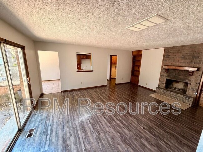 Building Photo - 7000 Woodlake Dr