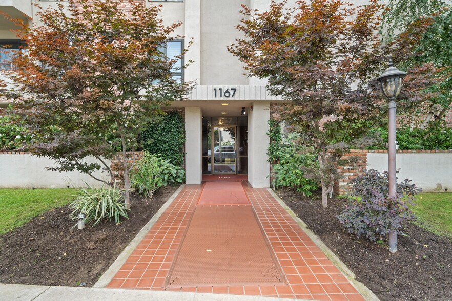 Building Photo - 1167 Roxbury Dr