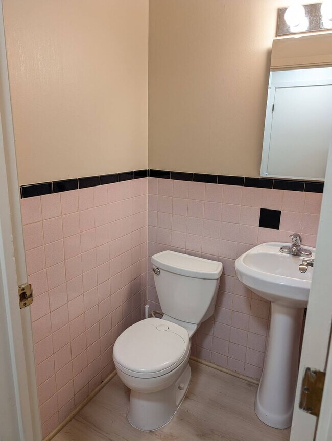 Building Photo - AVAILABLE NOW! Spacious 3 Bed / 2.5 Bath Home in Washington Twp with Basement!
