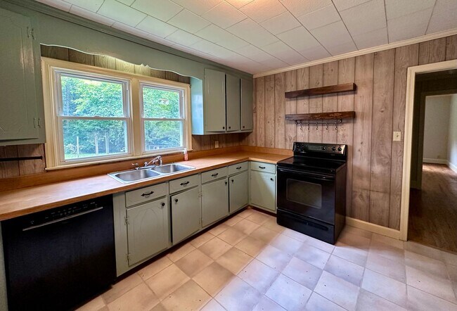 Building Photo - 3 Bedroom House on One Acre of Land!