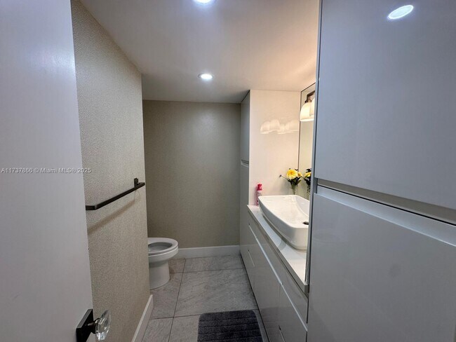 Building Photo - 2751 S Ocean Dr