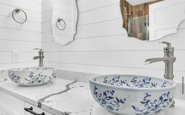 Building Photo - Gorgeous 3/2 Located 1 Block From Downtown Greenville!