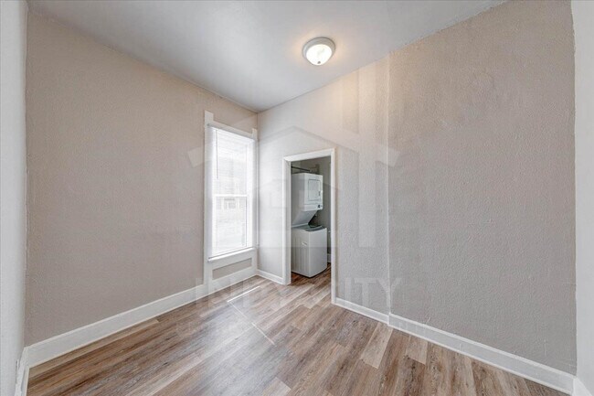 Building Photo - 1106 S Reisner St