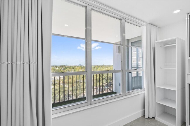 Building Photo - 4101 Pine Tree Dr