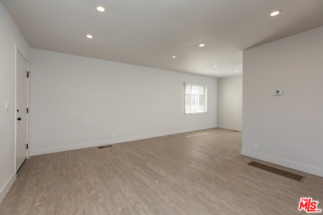 Building Photo - 1103 Bronson Ave