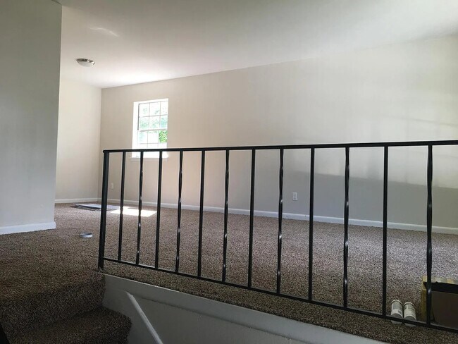 Building Photo - 3002 Seminole Dr