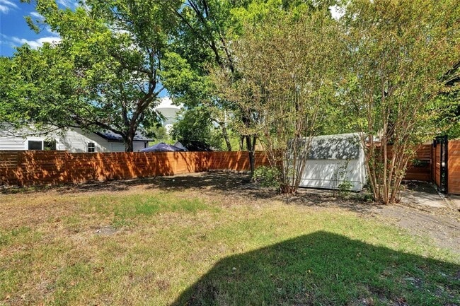 Building Photo - 1102 Hackberry St