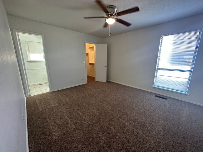 Building Photo - 2 Bed 2 Bath duplex on 10th and Council