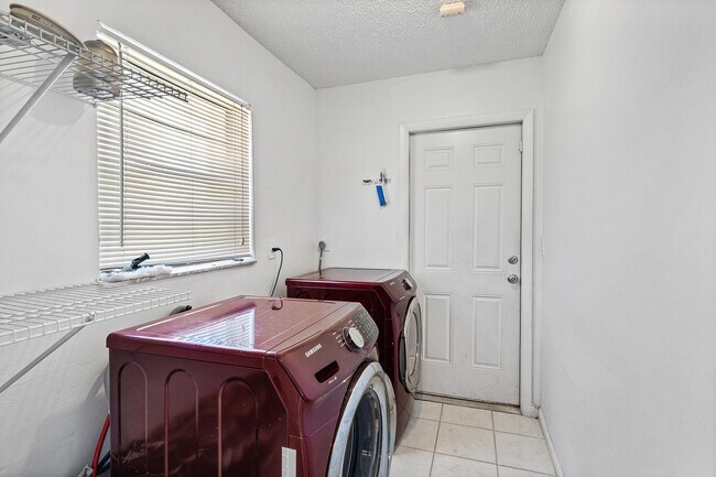 Building Photo - 3135 S Seacrest Blvd