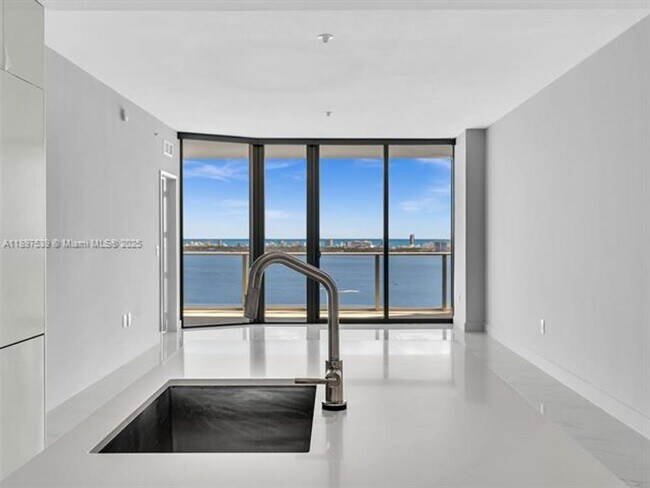 Building Photo - 700 NE 24th St