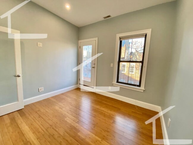 Building Photo - TOP FLOOR 2 BED 2 FLOORS + Private Rooftop Deck!!! Available 9/1/26