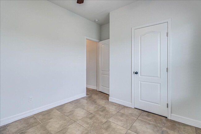 Building Photo - 2533 Lorine Dr