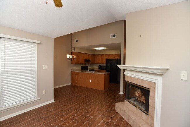 Building Photo - Wilmington Island Gem!