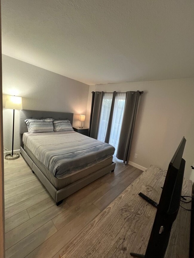 Building Photo - 2 Bedroom 2 Bath Updated Condo Marina - Av...