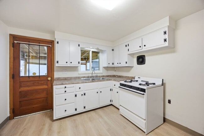 Building Photo - Newly renovated 3 bedroom all brick home in North Braddock!