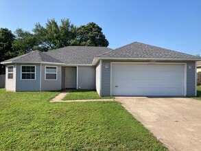 Building Photo - 3 Bedroom 2 Bath Extremely close to Wedington Exit !