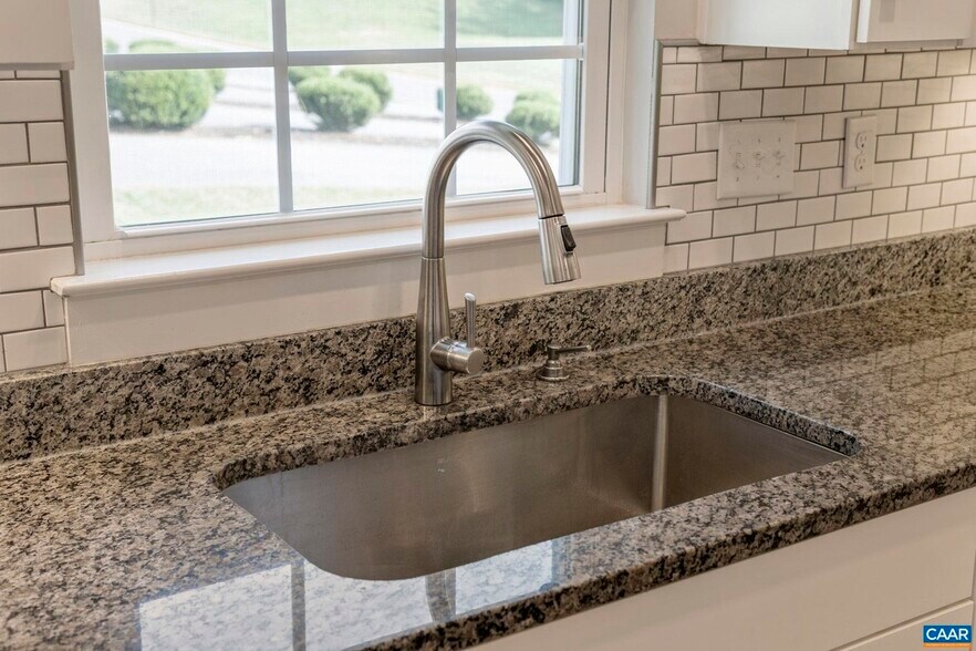 Granite countertop and and furniture-grade cabinetry - 3007 Sun Valley Dr