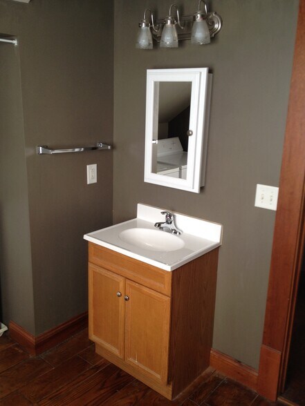 Bathroom - 923 Hillcrest E Dr