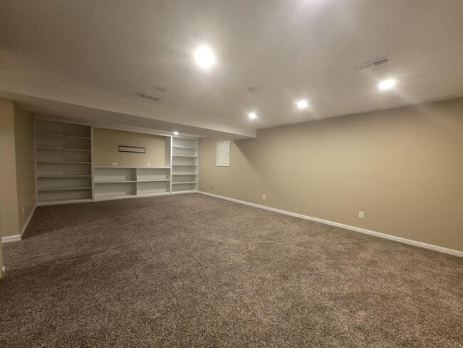 Building Photo - Large family corner lot home for rent!