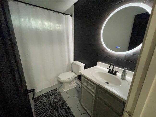 Building Photo - 6526 Paris St