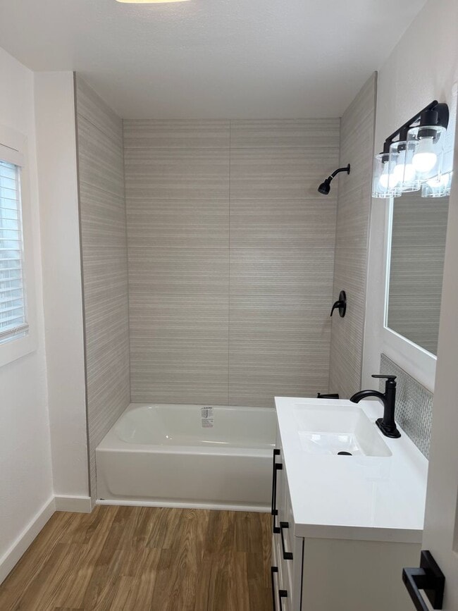 Building Photo - Luxury 2 bedroom 1 bath duplex in a great neighborhood!