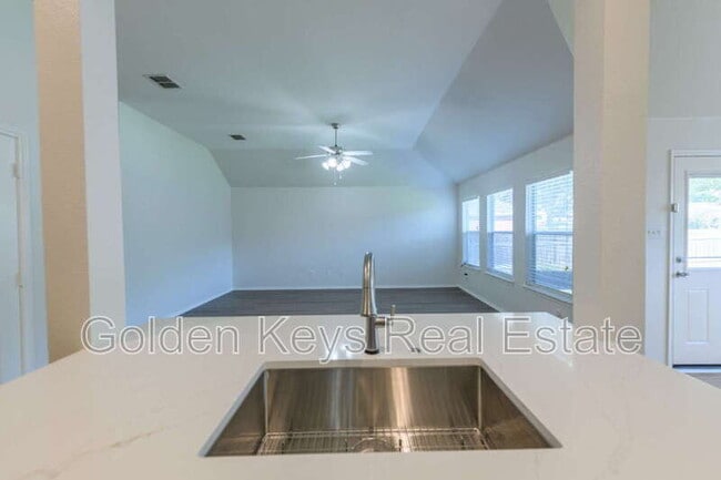 Building Photo - 672 S Heights Dr