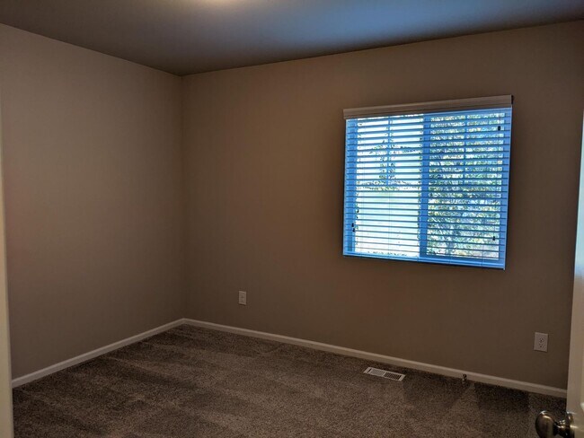 Building Photo - 4/2.5 Townhouse for rent in DuPont!