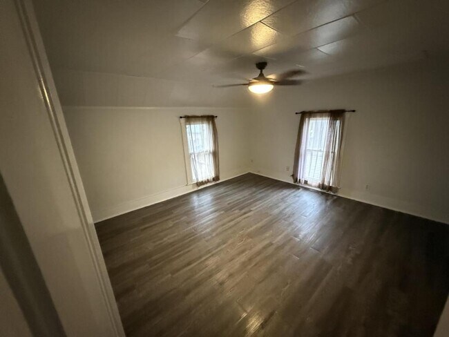 Building Photo - 906 E 9th St