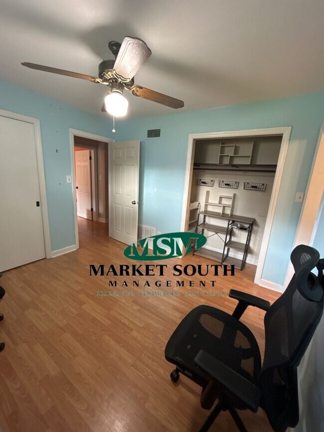 Building Photo - **APPLICATION PENDING!** Fully Furnished H...