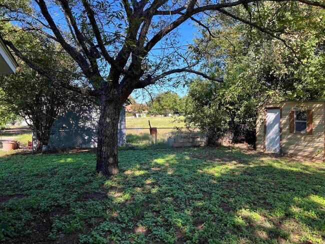 Building Photo - 1749 Bluebonnet Ln