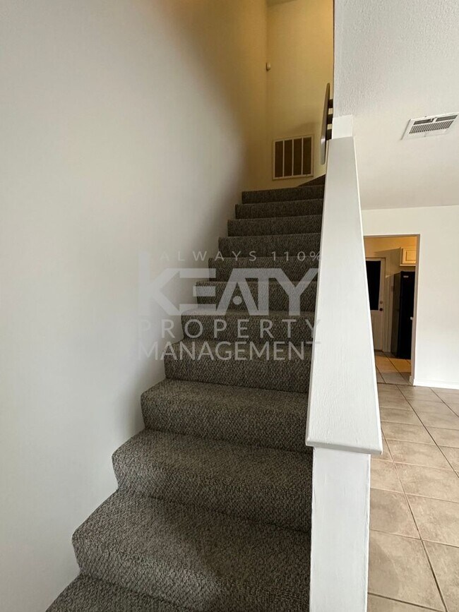 Building Photo - 2 Bed / 1.5 Bath Apartment COMING SOON!