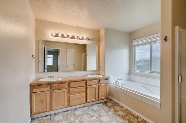 Building Photo - Beautiful home located in sought after Sundance Subdivision