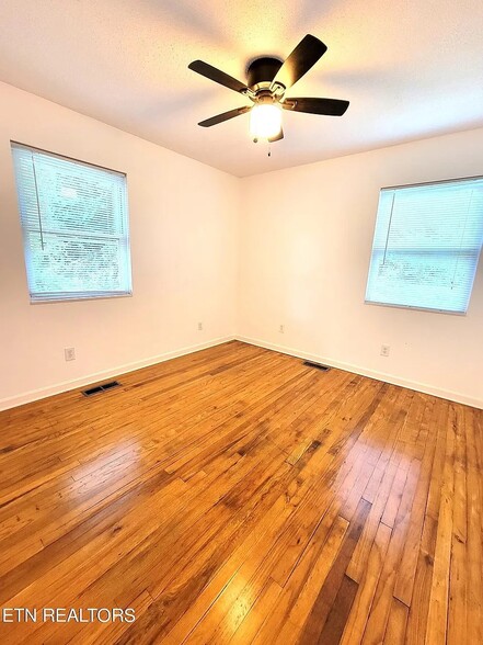 Building Photo - 111 Hoyt Ln